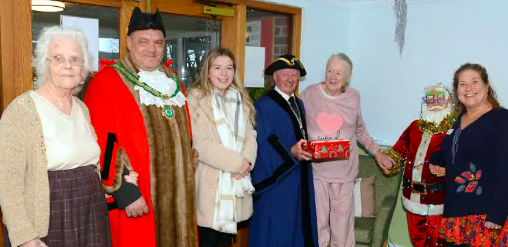 Holsworthy Mayor visits care home