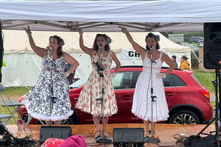 Singers entertained Show visitors.