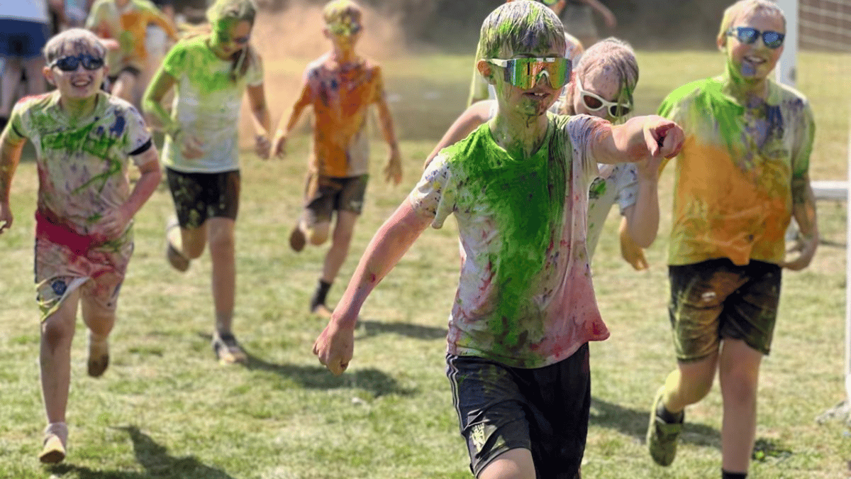 Primary school colour run puts the fun in fundraising | holsworthy ...