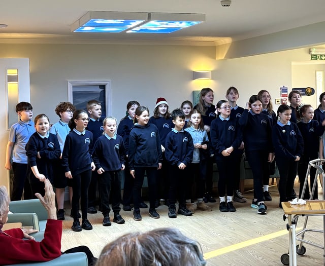 Nursing home celebrates Christmas with children's choir