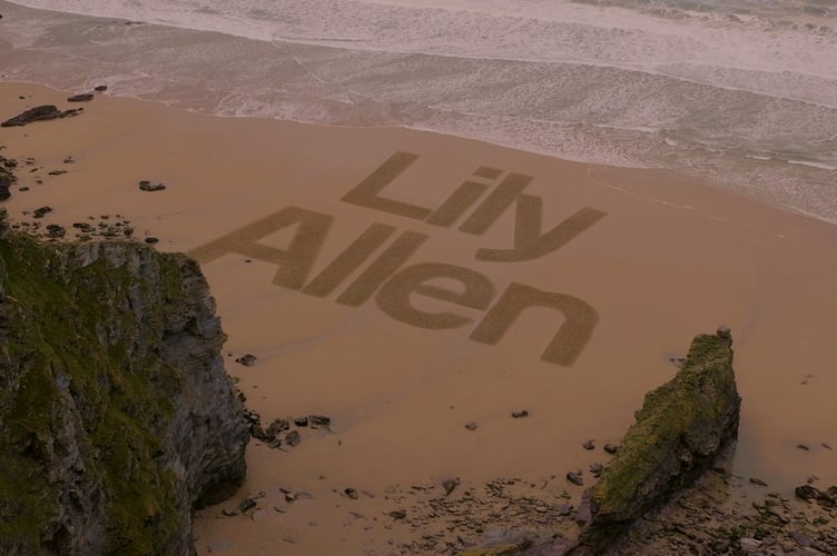 Lily Allen sand art work.