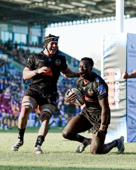 Paul Brown-Bampoe celebrates scoring the 4th Exeter Chiefs Try with Ross Vintcent