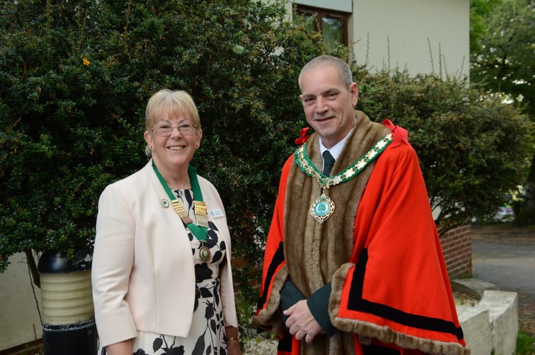 Cllr Helen Parker (left), the deputy mayor of Holsworthy pictured with Cllr Jon Hutchings (right), the mayor. (Picture: Rodney Parrish)