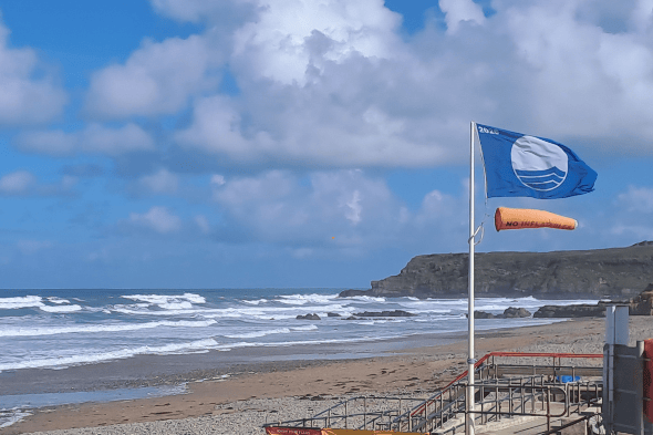 a picture of the Blue Flag at Widemouth Bay.