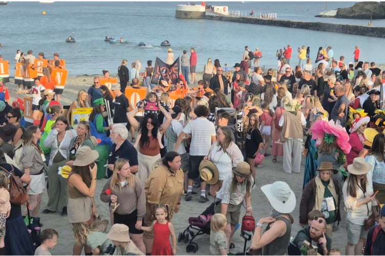 A packed beachfront in Looe (Picture: Liskeard and Looe Radio)